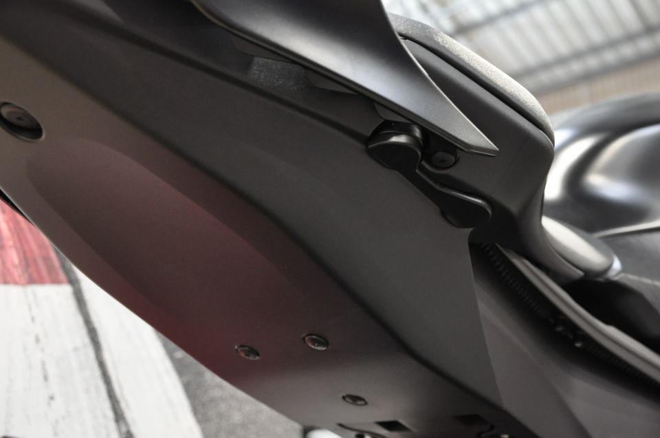 YAMAHA YZF-R6 RACE 4