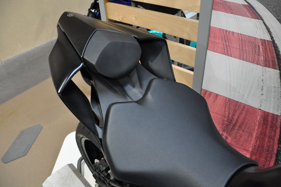 YAMAHA YZF-R6 RACE 4