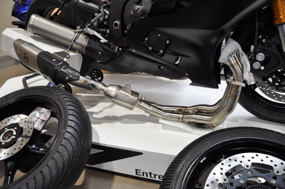 YAMAHA YZF-R6 RACE 4