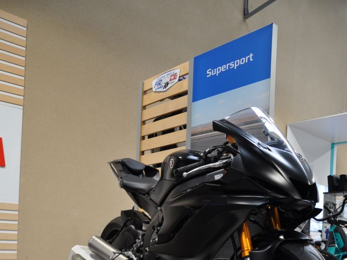 YAMAHA YZF-R6 RACE 4