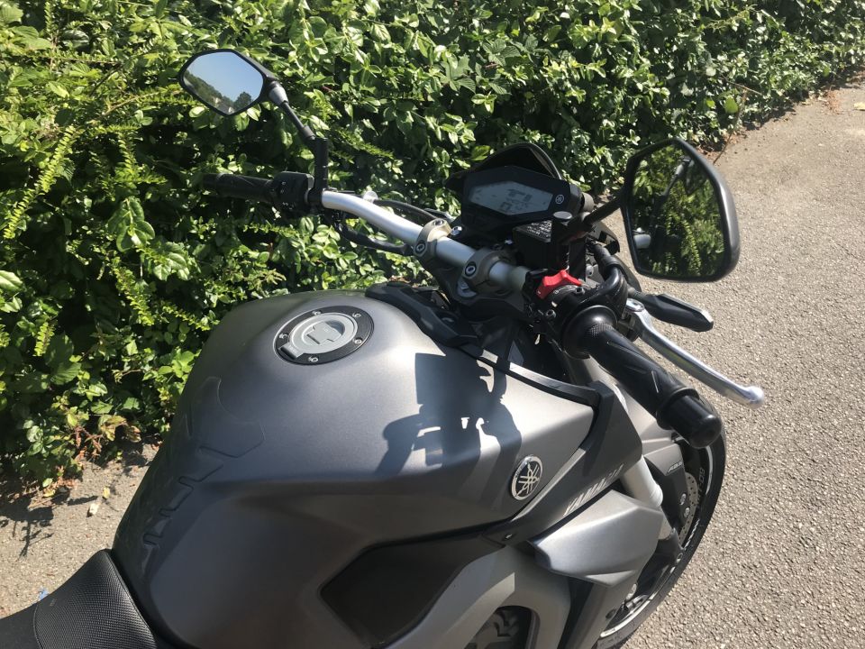 YAMAHA MT-09 4