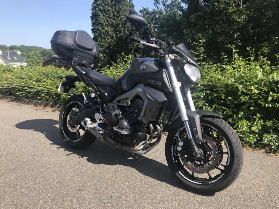 YAMAHA MT-09 4