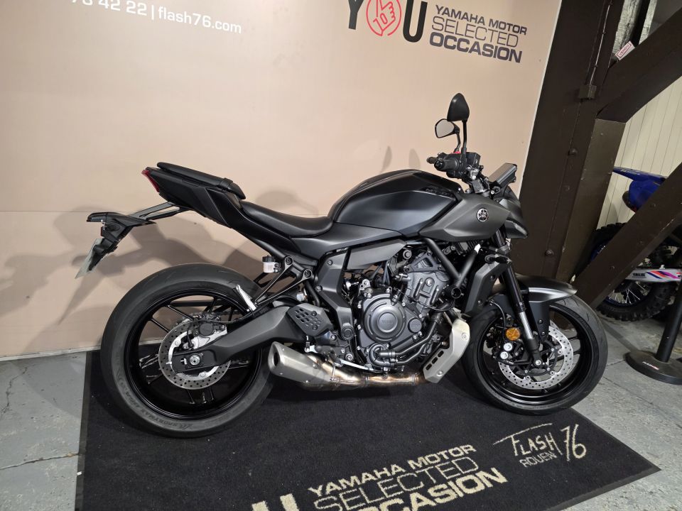 YAMAHA MT-07 4