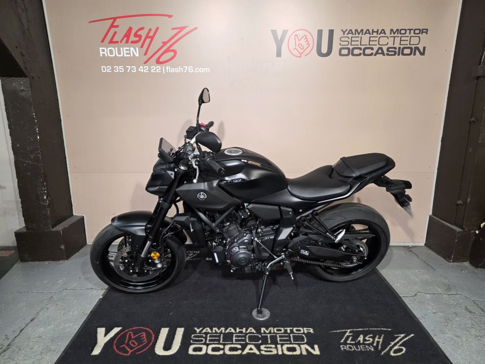 YAMAHA MT-07 4