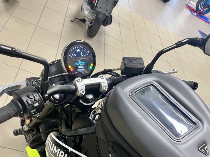 TRIUMPH TRIDENT 660 4