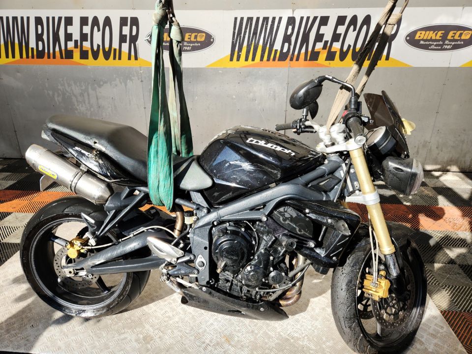TRIUMPH STREET TRIPLE 675 4