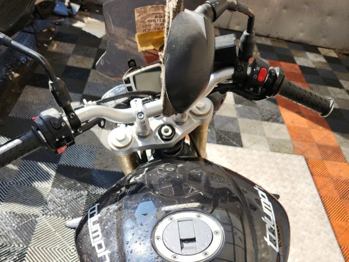 TRIUMPH STREET TRIPLE 675 4