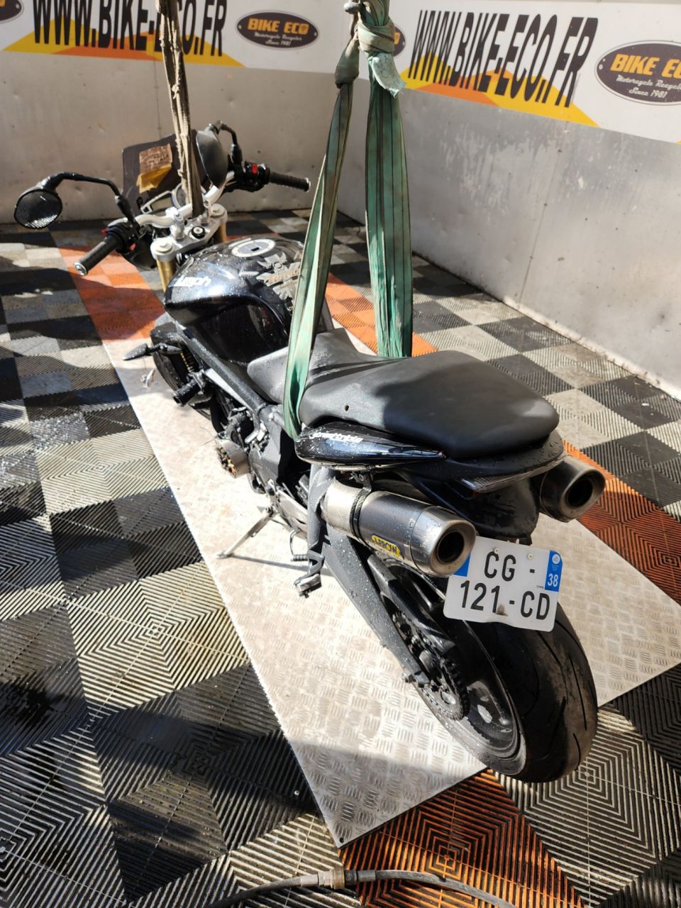 TRIUMPH STREET TRIPLE 675 4