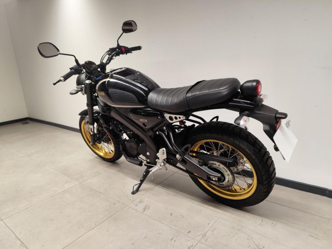 YAMAHA XSR 125 Legacy 4