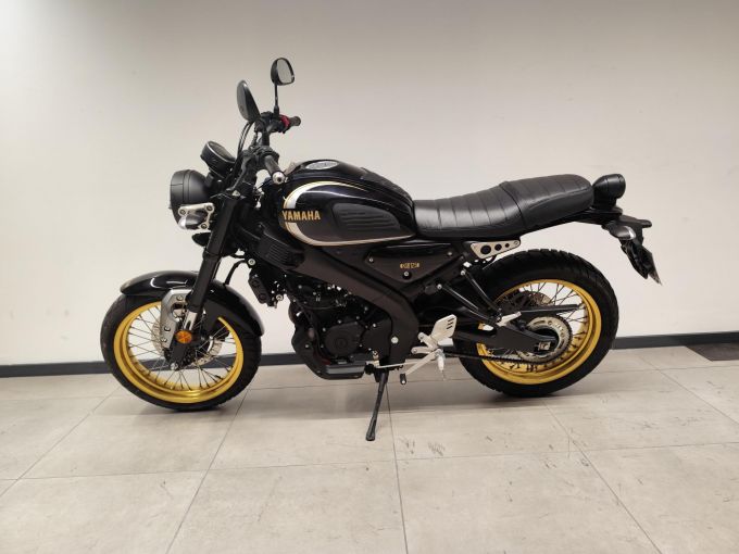 YAMAHA XSR 125 Legacy 4