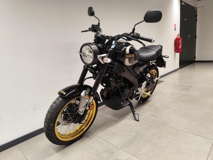 YAMAHA XSR 125 Legacy 4