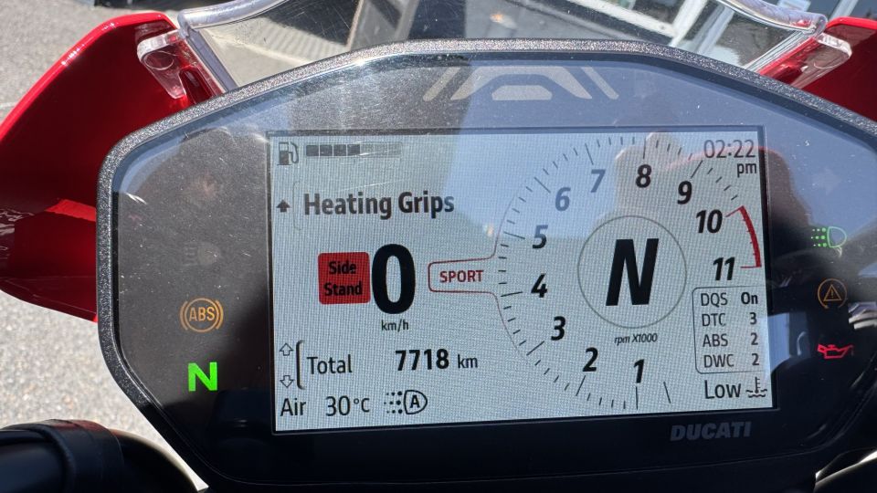 DUCATI MONSTER 937 4