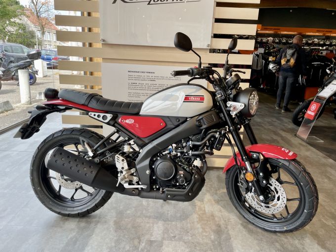 YAMAHA XSR 125 4