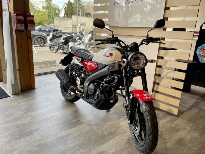YAMAHA XSR 125 4
