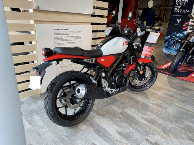 YAMAHA XSR 125 4