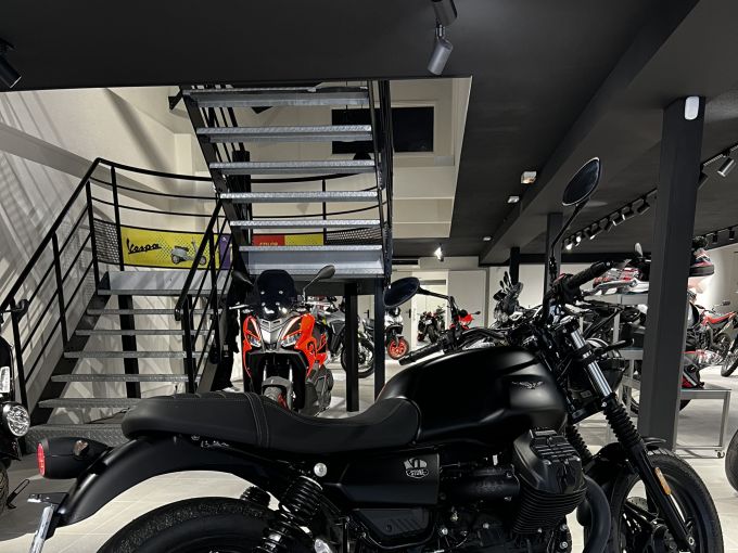 MOTO GUZZI V7 STONE 4