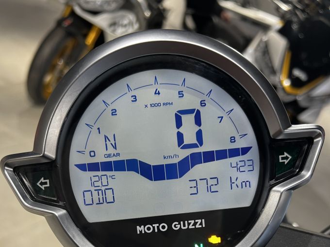 MOTO GUZZI V7 STONE 4