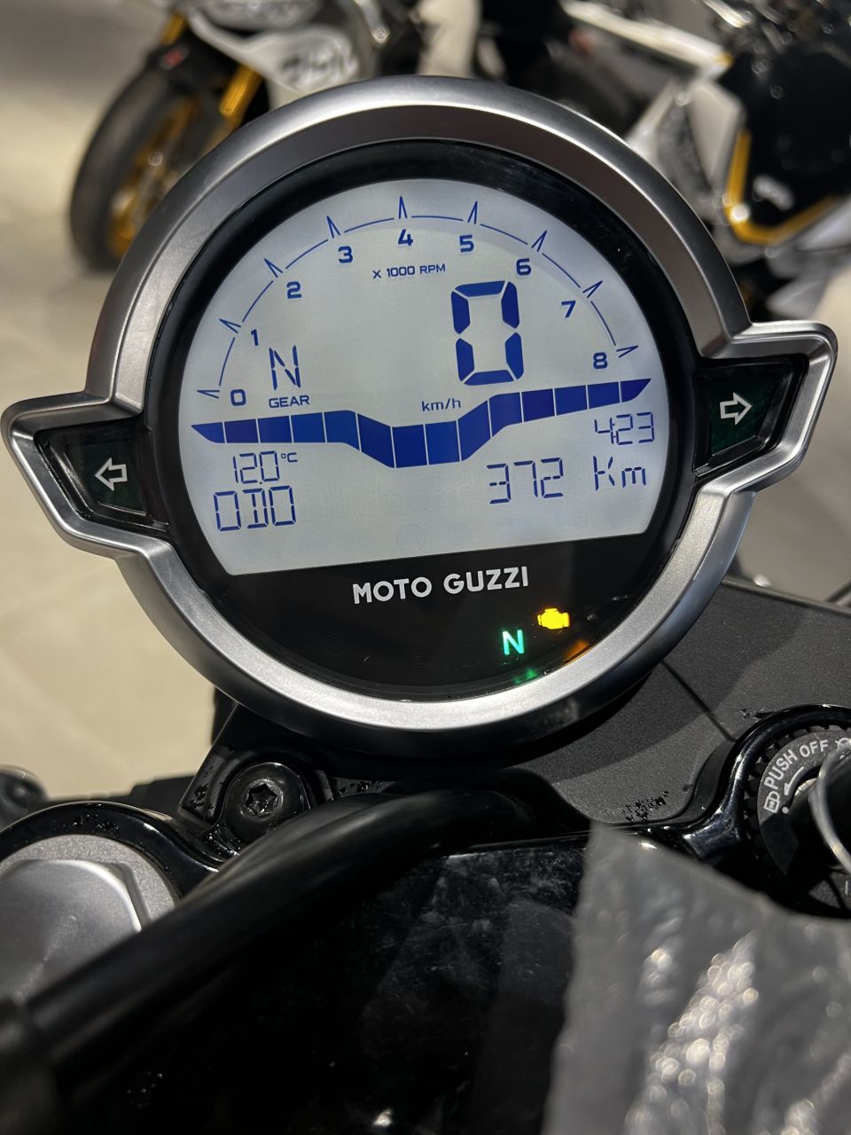 MOTO GUZZI V7 STONE 4