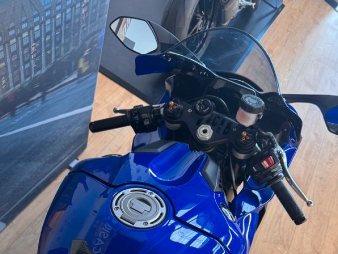 YAMAHA YZF 1000 R1 4