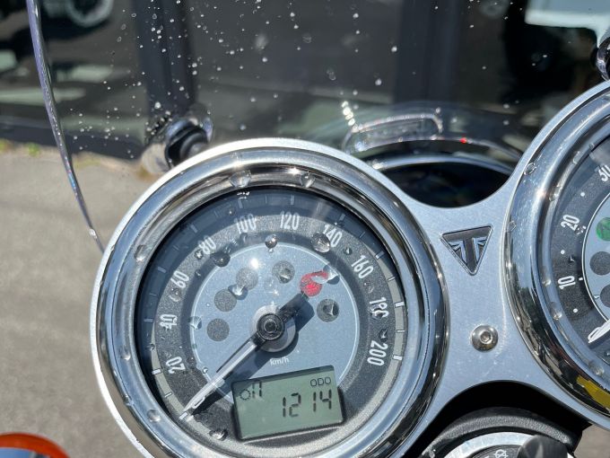 TRIUMPH BONNEVILLE T120 4