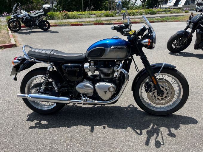 TRIUMPH BONNEVILLE T120 4