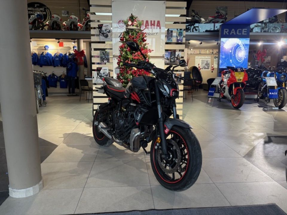 YAMAHA MT-07 35KW 90€/MOIS* 1ERE MAIN FAIBLE KM +2500€ D'EQUIPEMENT GTIE 12 MOIS 4