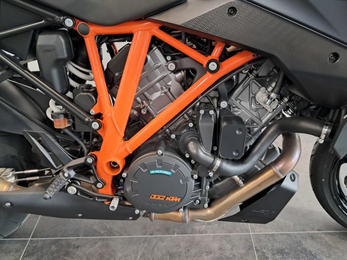 KTM 1290 SUPER DUKE GT 4