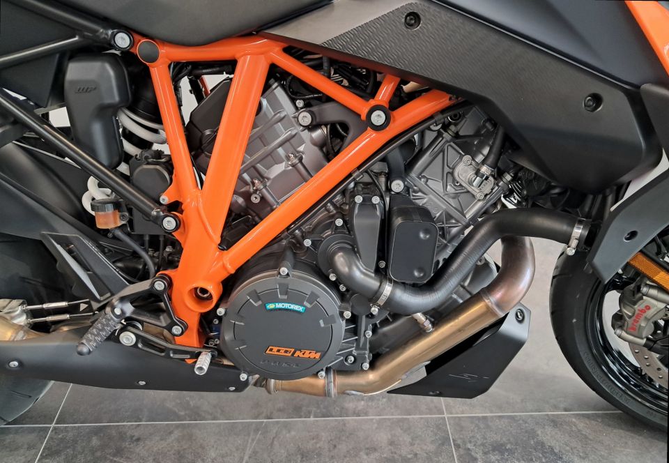 KTM 1290 SUPER DUKE GT 4