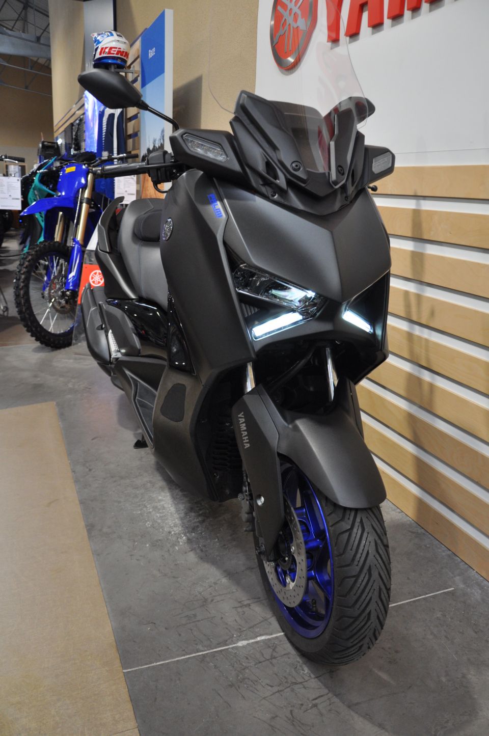 YAMAHA X-MAX 125 4