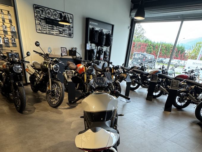TRIUMPH SPEED TRIPLE 1200 RR 4