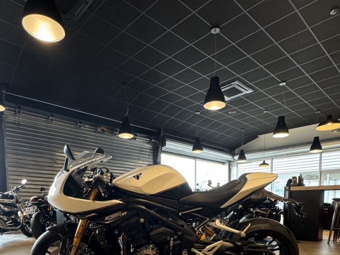 TRIUMPH SPEED TRIPLE 1200 RR 4