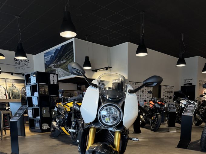 TRIUMPH SPEED TRIPLE 1200 RR 4