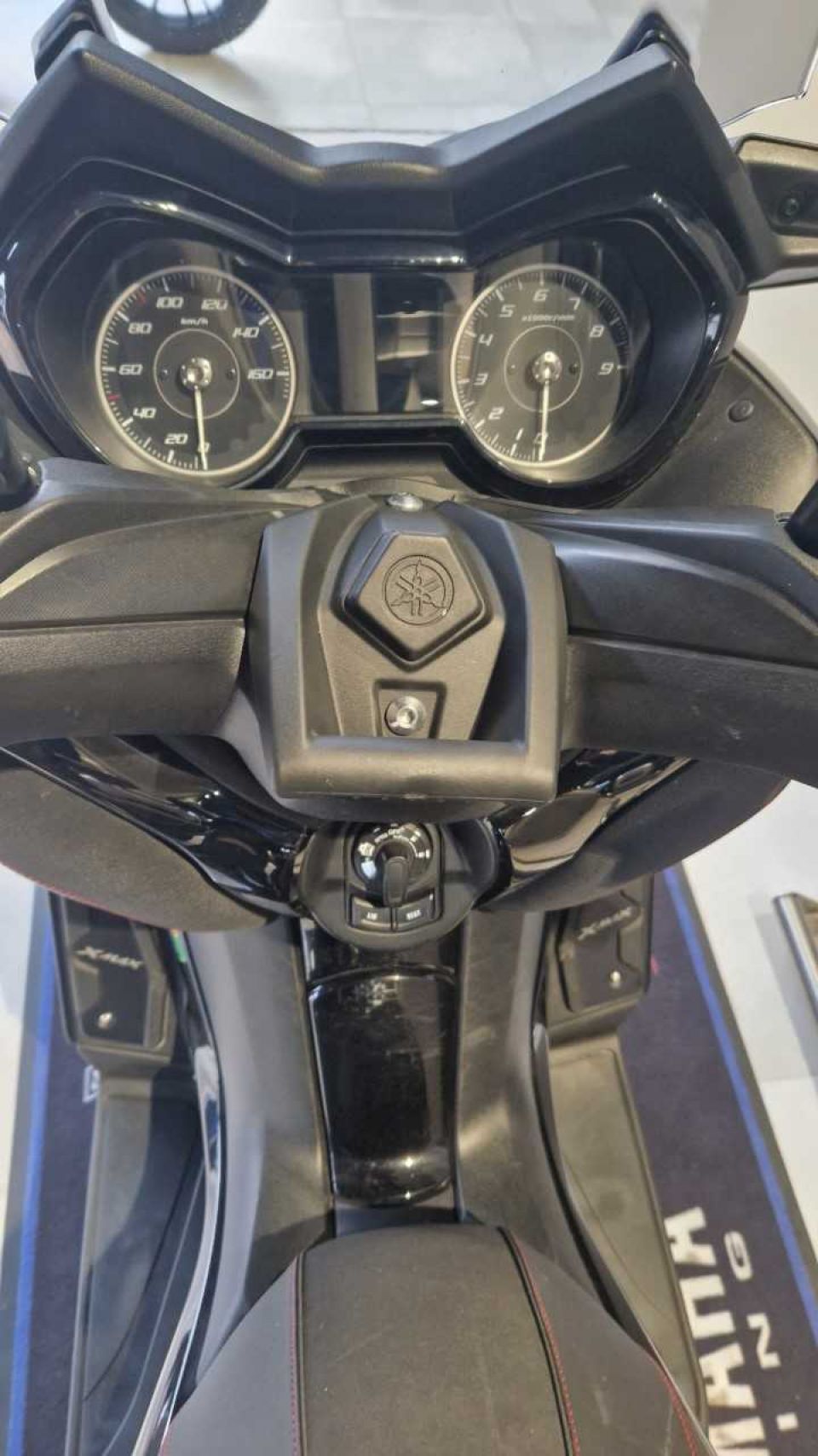 YAMAHA XMAX 300 Tech Max 4