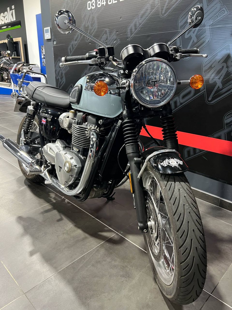 TRIUMPH BONNEVILLE T120 4