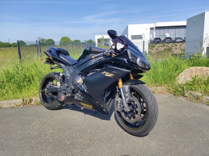 YAMAHA YZF 1000 R1 4
