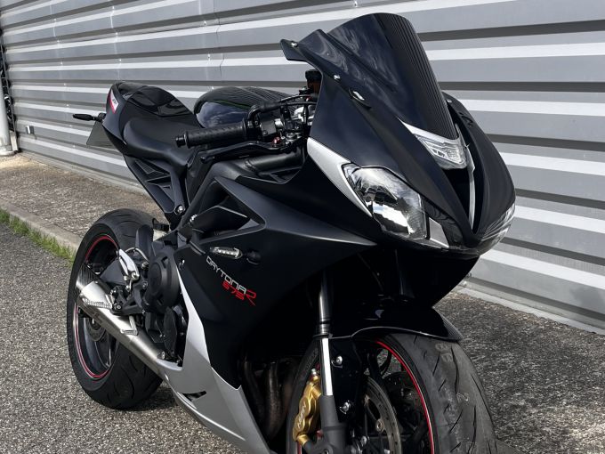 TRIUMPH STREET TRIPLE 675 4