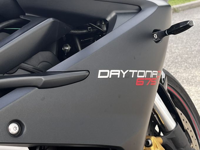 TRIUMPH STREET TRIPLE 675 4
