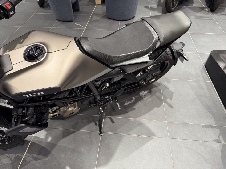 HUSQVARNA SVARTPILEN 701 4