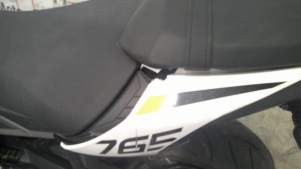 TRIUMPH STREET TRIPLE 765 R 4