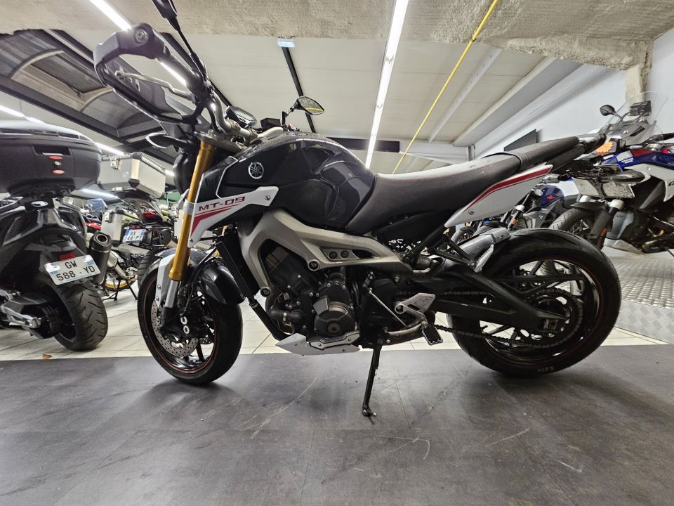 YAMAHA MT-09 STREET R. 4