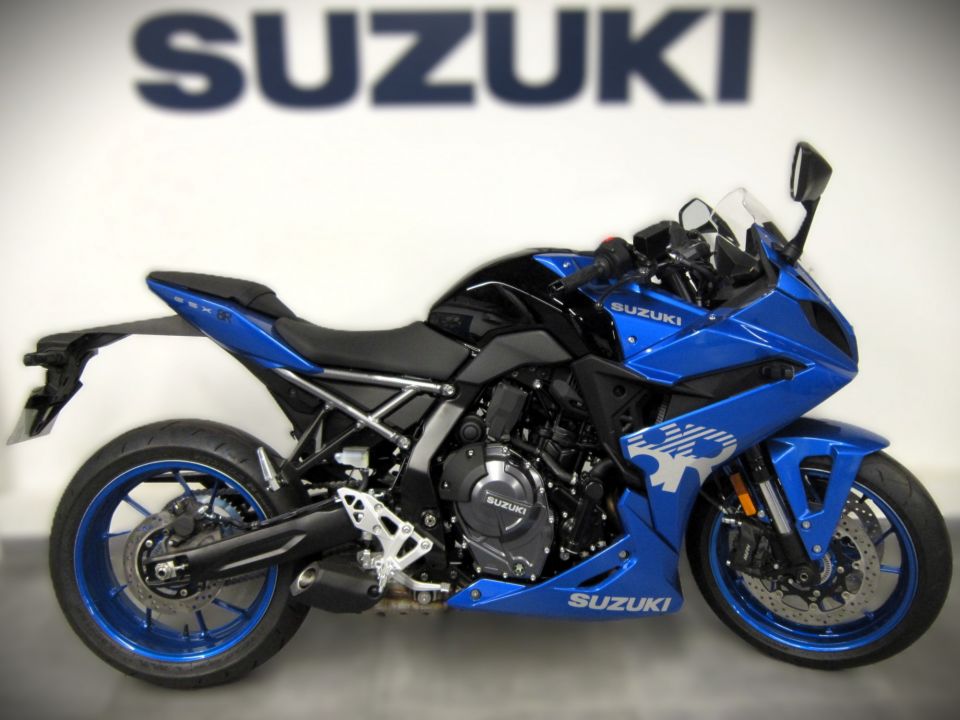 SUZUKI GSX-8R 4