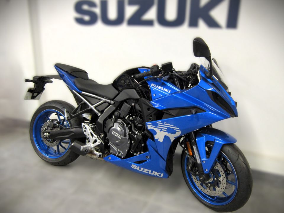 SUZUKI GSX-8R 4