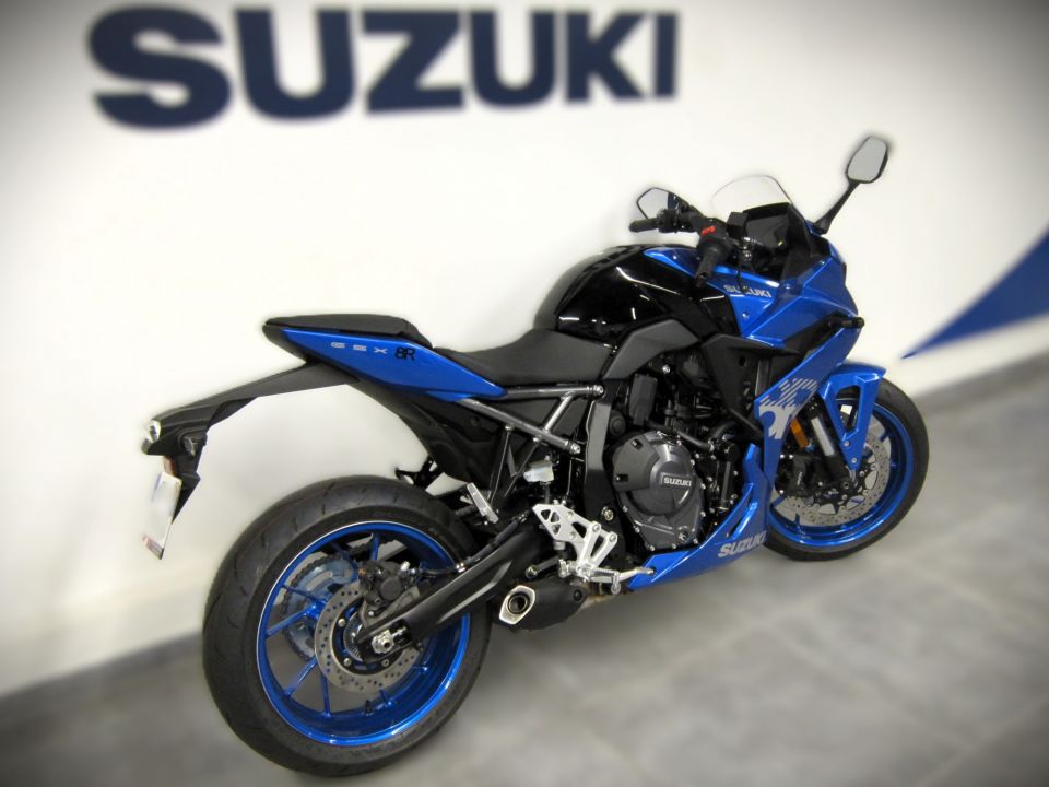 SUZUKI GSX-8R 4
