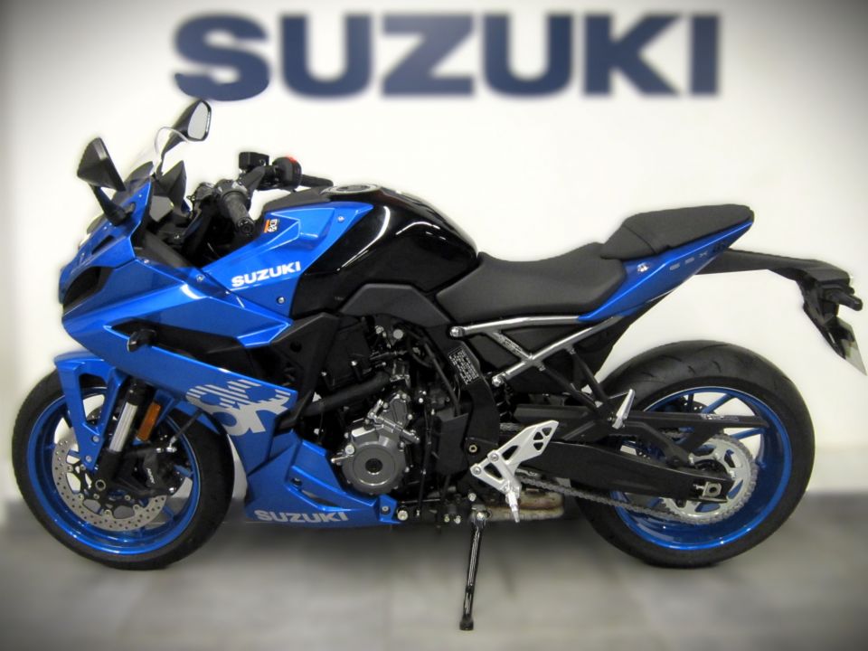 SUZUKI GSX-8R 4
