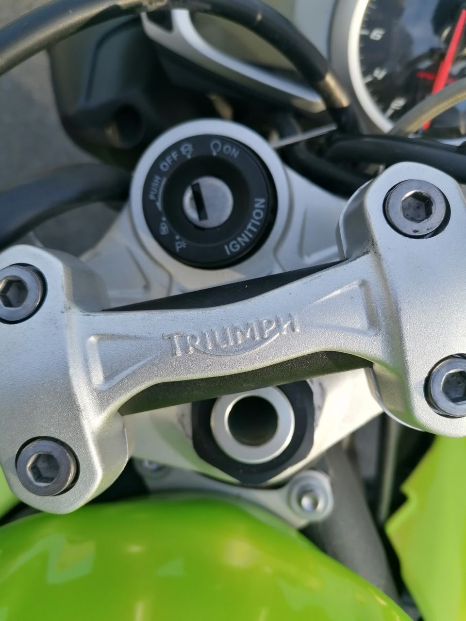 TRIUMPH STREET TRIPLE 675 4