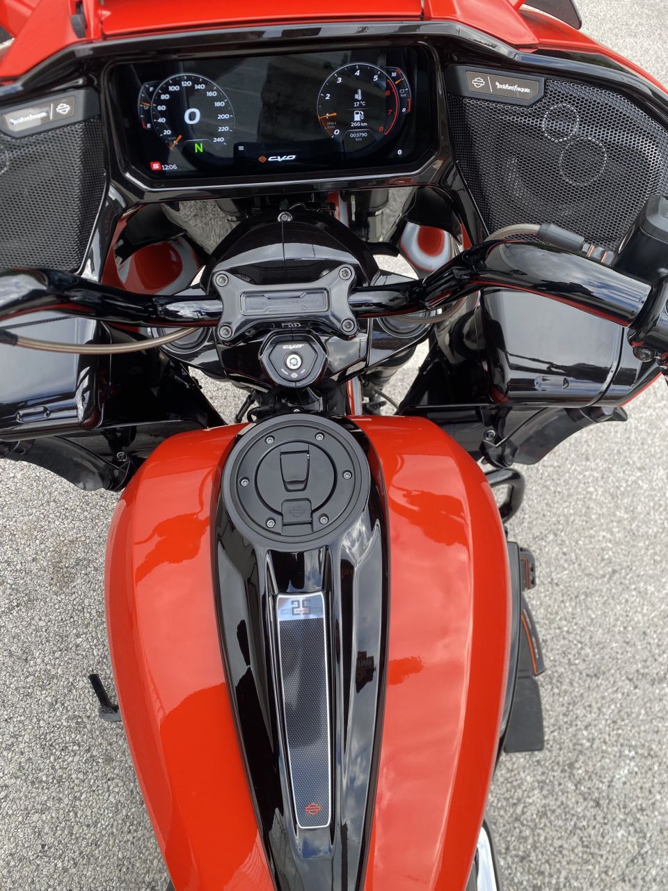 HARLEY-DAVIDSON TOURING ROAD GLIDE 1977 CVO 4