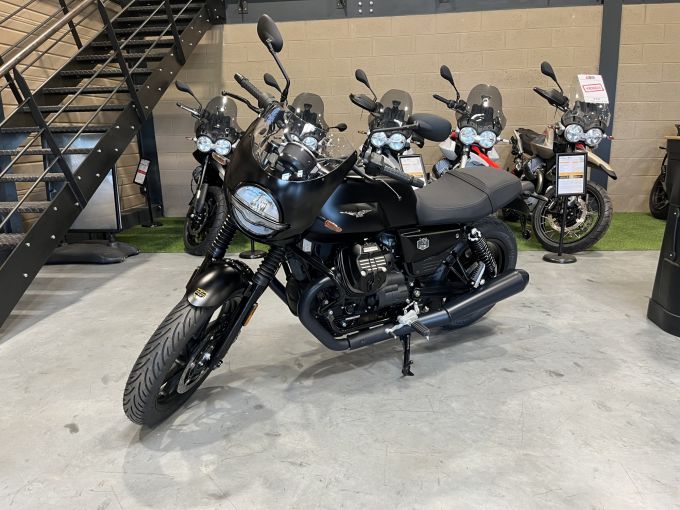 MOTO GUZZI V7 STONE 4