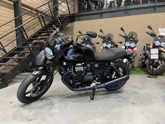 MOTO GUZZI V7 STONE 4