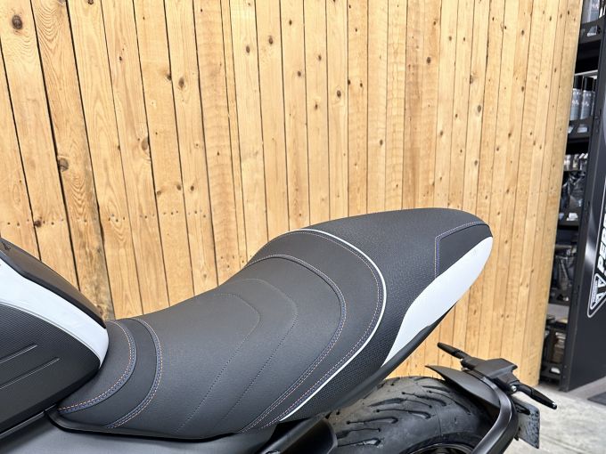 TRIUMPH TRIDENT 660 4