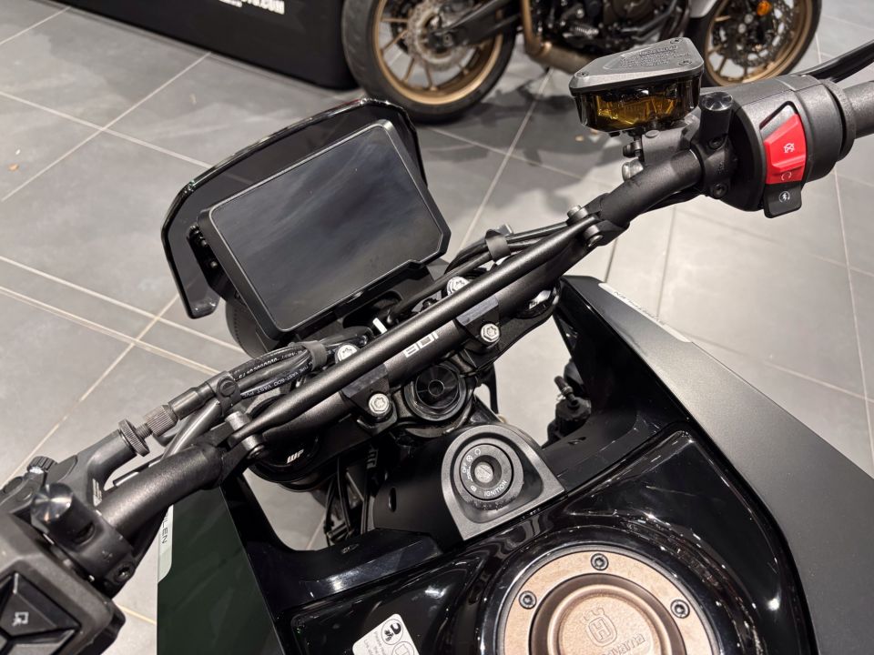 HUSQVARNA SVARTPILEN 801 4